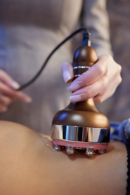 Procedure verwijderen van cellulitis op vrouwelijke buik cavitatie buikmassage ultrasone massage voor