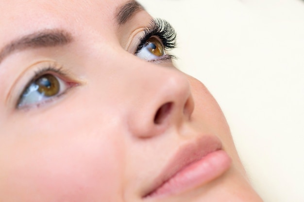 Procedure voor wimperverlenging. Vrouwenoog met lange wimpers.