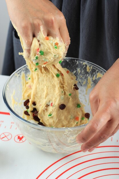 Proces Kneden van rauw deeg van kerststol Duitse cake in de keuken, plakkerig rauw brooddeeg