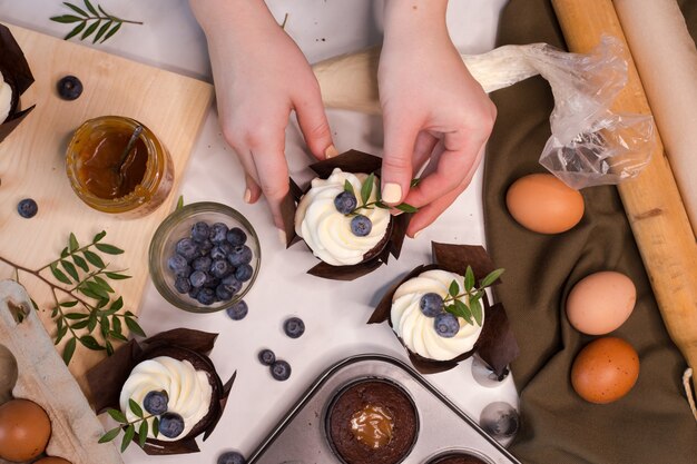 Proces maken van zelfgemaakte chocolade cupcake met room