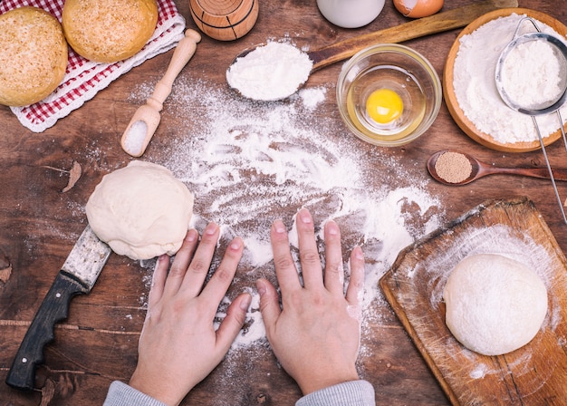 Proces om broodjes van een gistdeeg te maken