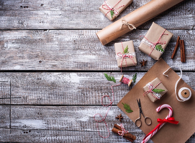 Proces om dozen met de giften van Kerstmis in te pakken. Bovenaanzicht