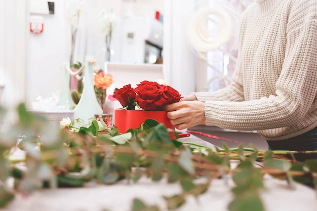 Proces om hoedendoos met bloemen te creëren