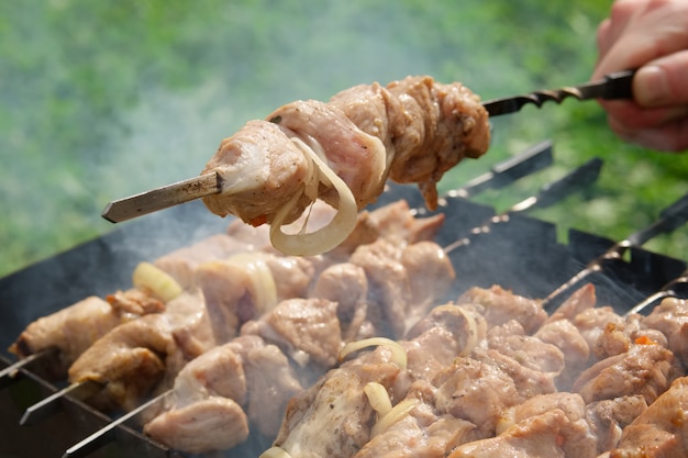 Proces om sjasliek van gebeitst vlees buiten te koken