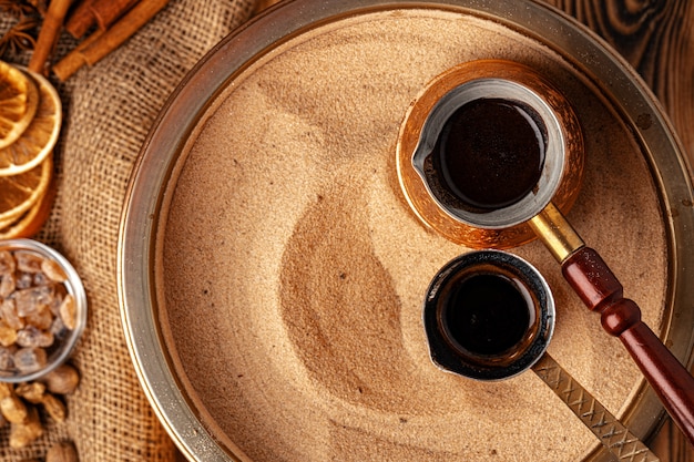 Proces van bereiding van koffie in turk in cezve op zand