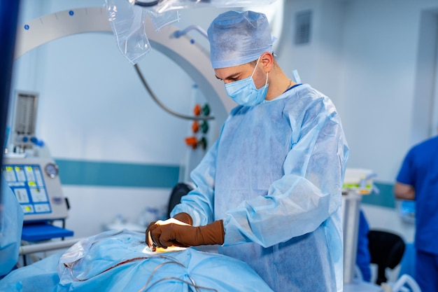 Proces van chirurgische operatie met behulp van medische apparatuur Chirurg in operatiekamer met chirurgische apparatuur Medische achtergrond