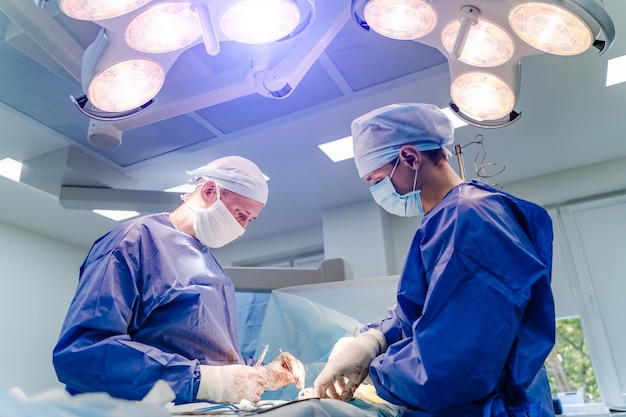 Proces van chirurgische operatie met behulp van medische apparatuur chirurg in operatiekamer met chirurgische apparatuur medische achtergrond