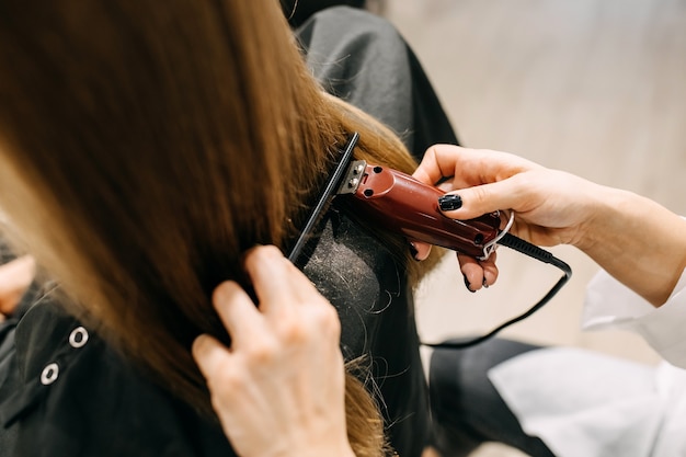 Proces van haar knippen in een schoonheidssalon, met behulp van een haartrimmer