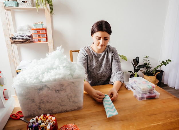 Proces van handgemaakte speelgoedvulling met pluizige hollofiber