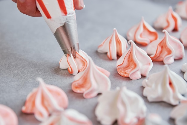 Proces van het bakken van meringue Zoet dessert koken