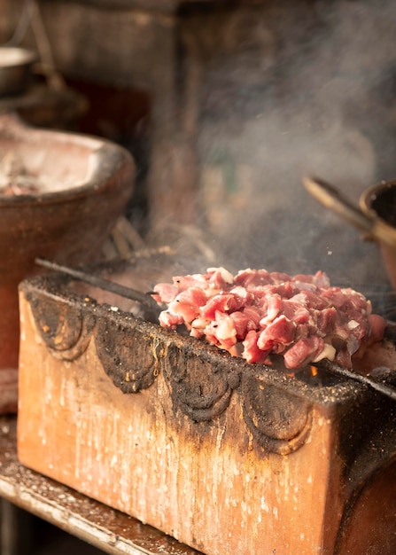 Proces van het grillen en bereiden van traditioneel Sate Klatak-voedsel uit Yogyakarta, een lamsaté.