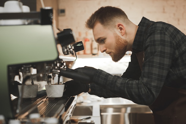 Foto proces van het koken van koffie op een professionele koffiemachine in het café,