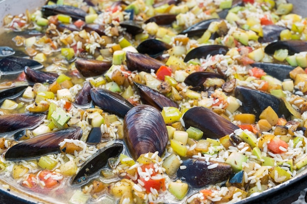Proces van het koken van paella met zeevruchten