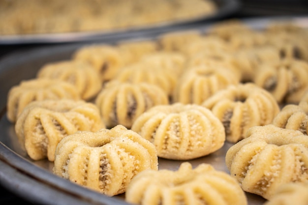 Proces van het maken van Arabische koekjes en kahk voor de islamitische eid na de ramadan