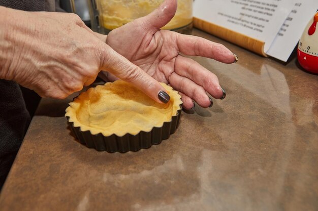 Proces van het maken van de basis voor Round Cream Pie met Chocolade en Aardbeien Frans recept