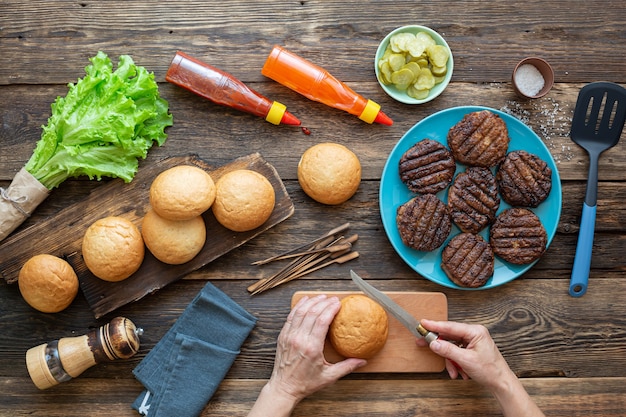 Proces van het maken van een sappige burger