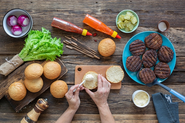 Proces van het maken van een sappige burger