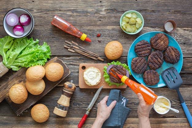 Proces van het maken van een sappige hamburger