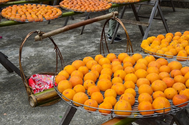 Proces van het maken van gedroogde persimmon tijdens de winderige herfst