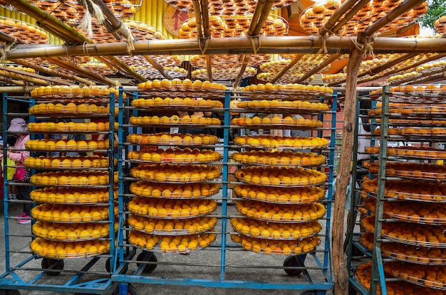 Proces van het maken van gedroogde persimmon tijdens de winderige herfst