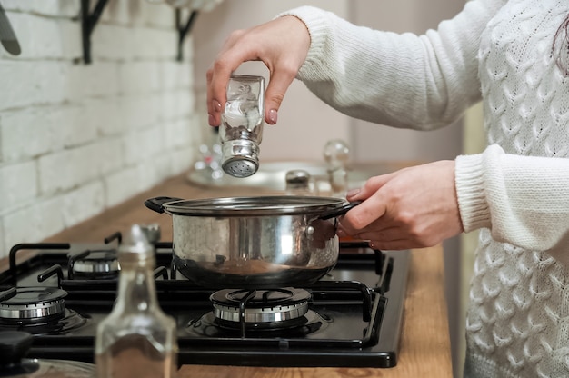 proces van het maken van glühwein thuis in de keuken