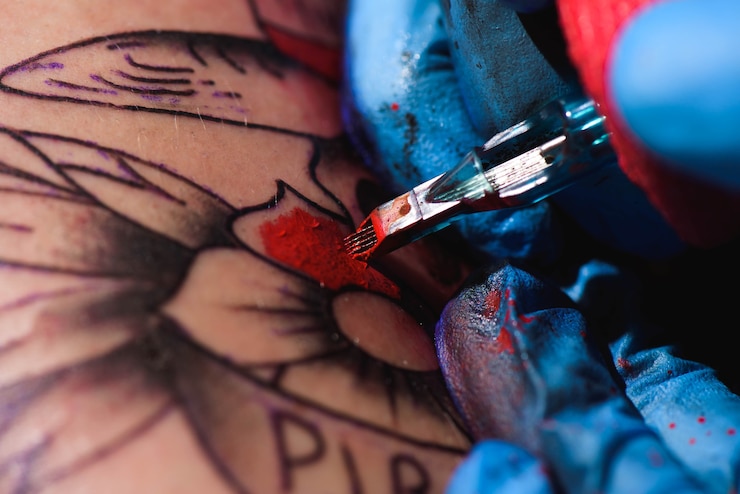 Foto proces van het maken van tatoeage close-up, man foto aan kant maken met het in salon