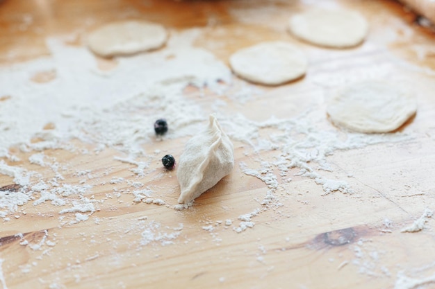 Proces van het maken van zoete varenyky vareniki pierogi met bessen traditioneel oekraïens eten