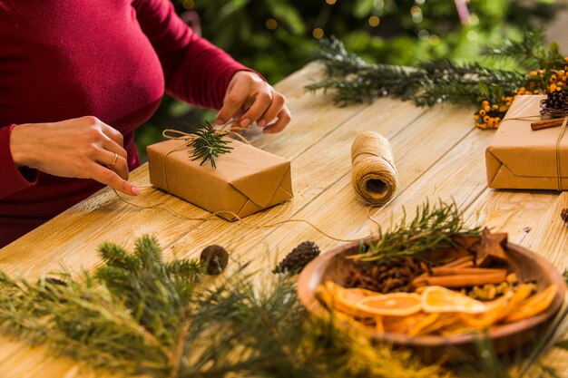 Proces van het verpakken van kerstcadeaudozen met kruiden en specerijen van natuurlijke materialen