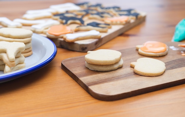 Proces van het versieren van koekjes voor Halloween Zelfgemaakt gebak