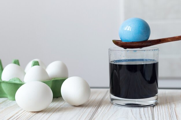 Proces van het verven van gekookte eieren voor Pasen, tradities voor Pasen, blauwe kleurstof voor eieren. Hoge kwaliteit foto