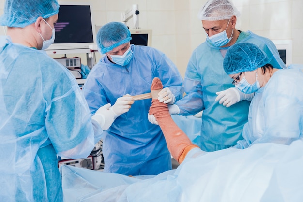 Proces van traumachirurgie. Groep van chirurgen in operatiekamer