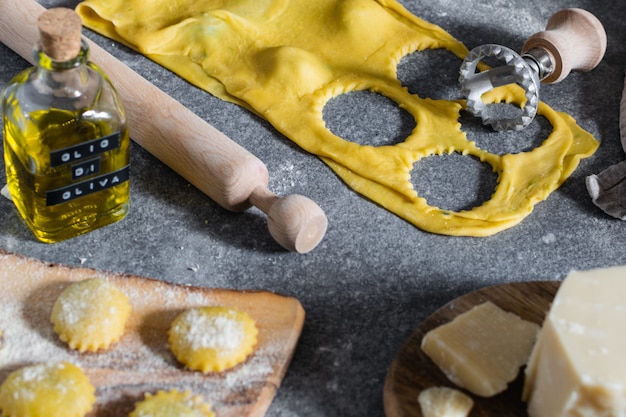 Proces van voorbereiding zelfgemaakte Italiaanse pasta, raviol