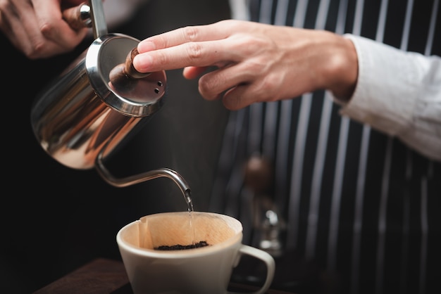 Proces voor het maken van koffie met koffiefilterdruppelkits, vintage stijlhulpmiddelen voor het brouwen van barista