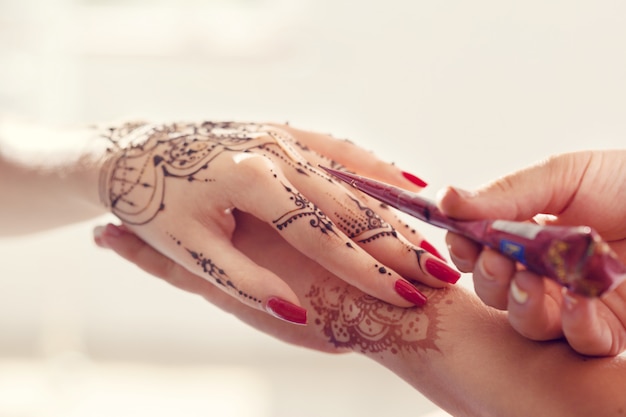 Process of applying mehndi on female hands