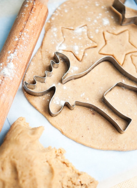 Foto processo di cottura dei biscotti di natale