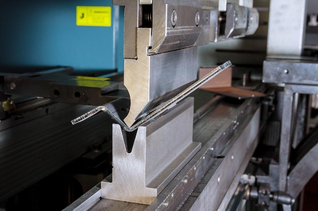 Photo the process of bending sheet metal on a hydraulic bending machine