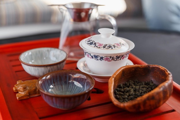 Процесс заваривания чая на чайной церемонии. Натюрморт с чайником, двумя чашками и чаэ.