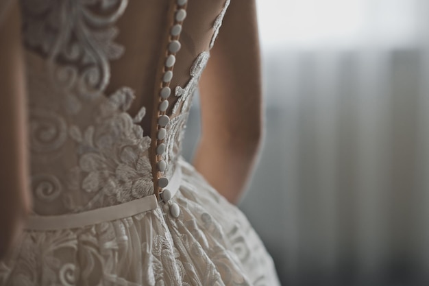 Процесс застегивания свадебного платья 2454