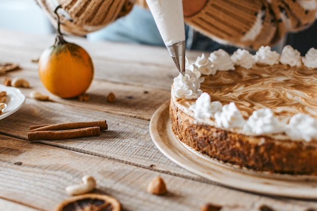 Processo di decorazione della torta