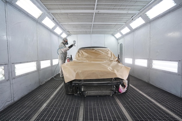 Foto processo di lavoro del pittore di auto in officina