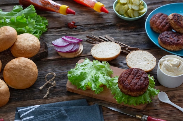 Foto processo di cottura di deliziosi hamburger