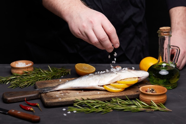 Process of cooking dorado fish with lemon and herbs.