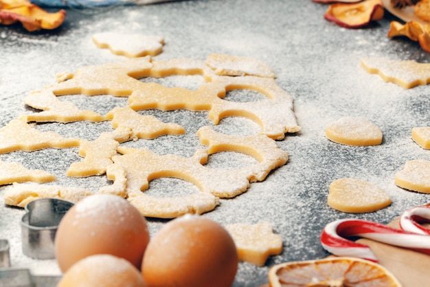 Foto il processo di cottura dei biscotti del pane allo zenzero si chiude su