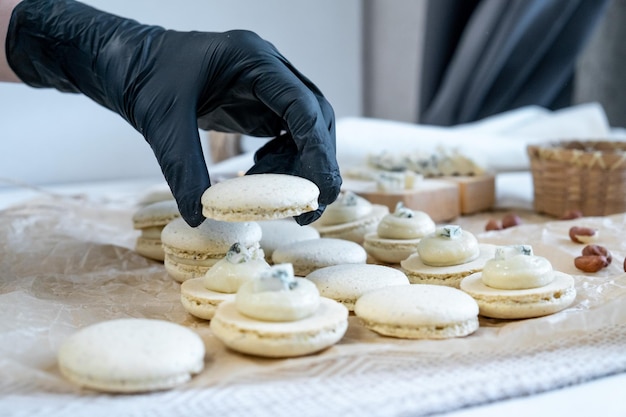 Il processo di cottura dell'amaretto su un ripieno di formaggio dorblu di sfondo chiaro