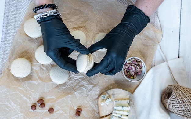 Foto il processo di cottura dell'amaretto su un ripieno di formaggio dorblu di sfondo chiaro