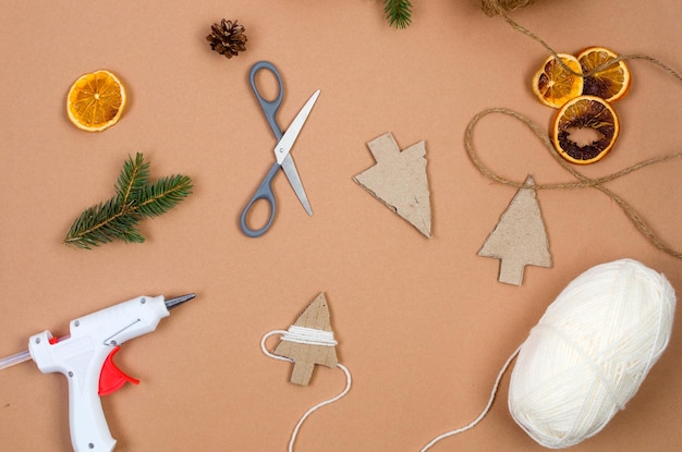 写真 段ボールと毛糸からクリスマスの工芸品を作るプロセス 環境にやさしいクリスマス
