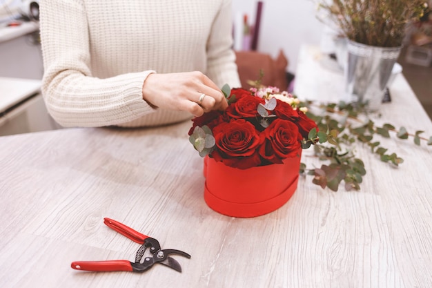 花のある帽子箱を作るプロセス