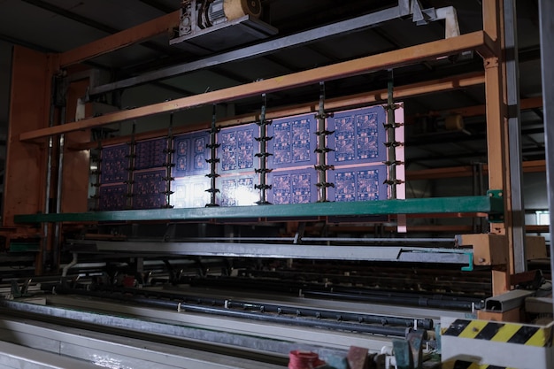 Foto processo di creazione di un circuito stampato produzione elettronica robotica industriale automatizzata