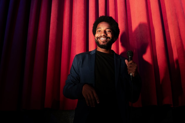 Foto il processo di creazione di stand up comedy