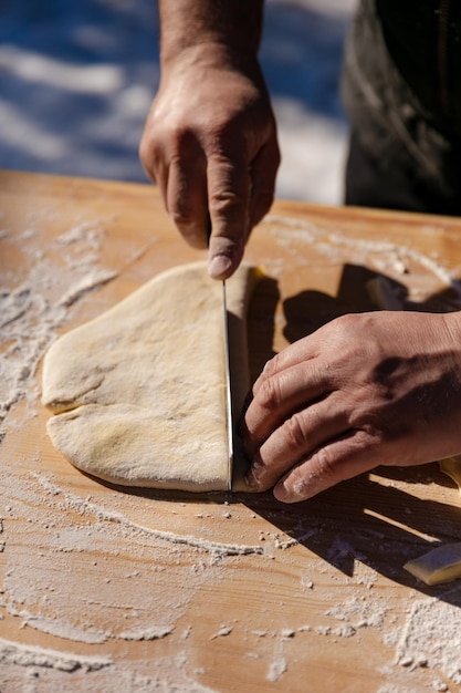 餃子の生地を切る工程オープンキッチン